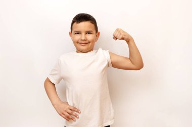 Adam pazılarını göstererek kaslarını zorladı. Sağlıklı yaşam tarzı ve spor.