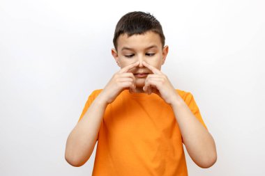 Çocuk parmaklarıyla burnuna dokunuyor. Samimi çocukların duyguları..