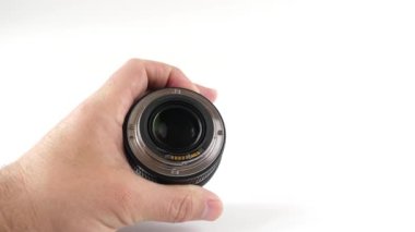 Fotoğraf merceği bir armut tarafından tozdan uçtu. Fotoğraf optiğinin bakımı. Yavaş çekim