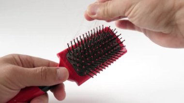 Saçım tarağa takıldı. Saç problemi konsepti. Kırılgan ve dağınık saçlar. Alopecia. Yavaş çekim