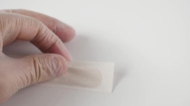 Paketten ahşap bir tıbbi spatula çıkarılıyor. Steril spatula. Yavaş çekim