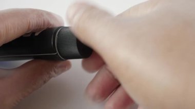Küçük bir miktar krema spatulaya sıkışıyor. Kozmetoloji kavramı.