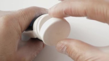 Küçük bir miktar krema spatulaya sıkışıyor. Kozmetoloji kavramı.