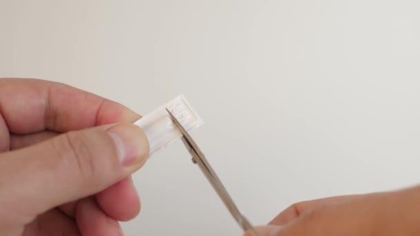 Mereka Memotong Paket Polietilena Dan Mengambil Obat Dalam Bentuk Lilin — Stok Video