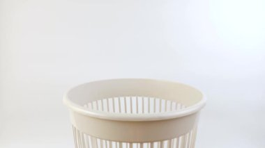 Tarak çöp kutusuna atıldı. Ev atıklarının imhası. Yavaş çekim