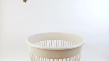 Eski bilgisayar kabloları çöp kutusuna atılır. Ev atıklarının imhası. Yavaş çekim