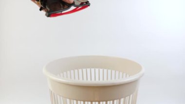 Eski bardaklar çöp kutusuna atılır. Ev atıklarının imhası. Yavaş çekim