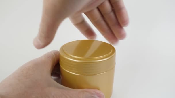 Ein Kosmetisches Gel Aus Einem Plastikgefäß Wird Auf Einen Holzspatel — Stockvideo