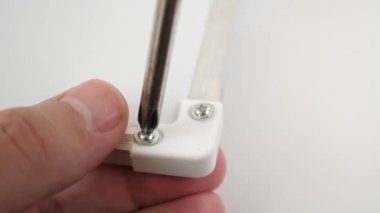 Çizim tahtasındaki vidayı çıkarmak için tornavida kullan. Yavaş çekim