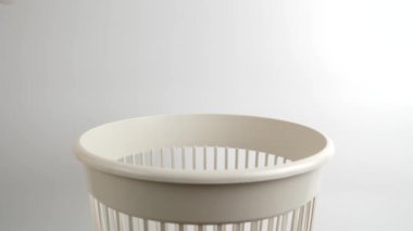 Plastik bir bira şişesi çöp kutusuna atılır. Plastiklerin imhası. Yavaş çekim