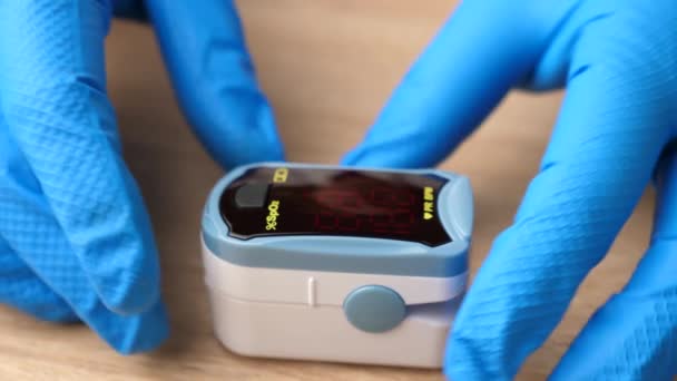 Der Pulsmesser Ist Für Die Messung Des Sauerstoffgehalts Blut Sättigung — Stockvideo
