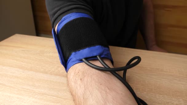 Arm Wird Eine Manschette Angelegt Und Der Blutdruck Gemessen — Stockvideo