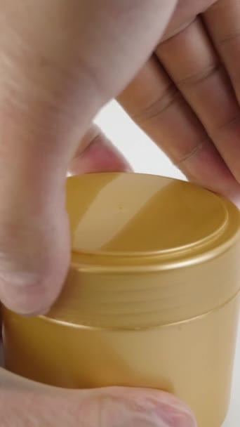 Dřevěnou Stěrku Nanese Kosmetický Gel Plastové Nádoby Svislé Video — Stock video