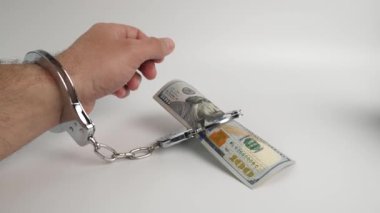 Paralı kelepçeli bir adam. Finansal bağımlılık kavramı.