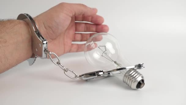 手錠の男は電球につながっている エネルギー依存の概念 — ストック動画