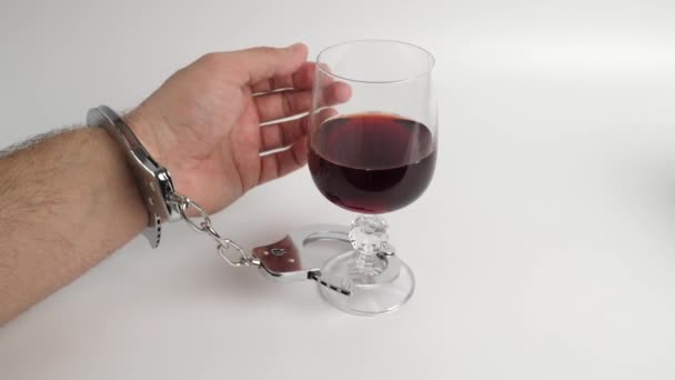 Mężczyzna Kajdankach Jest Połączony Szklanką Wina Pojęcie Uzależnienia Alkoholu — Wideo stockowe