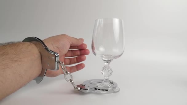 Ein Mann Handschellen Wird Mit Einem Glas Kombiniert Das Konzept — Stockvideo
