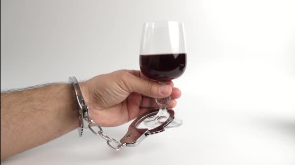 Homme Menotté Est Associé Verre Vin Concept Dépendance Alcool — Video