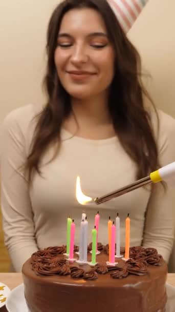 Dziewczyna Siedzi Przed Stołem Świątecznym Tortem Świeczkami Pomysł Urodziny Pionowe — Wideo stockowe