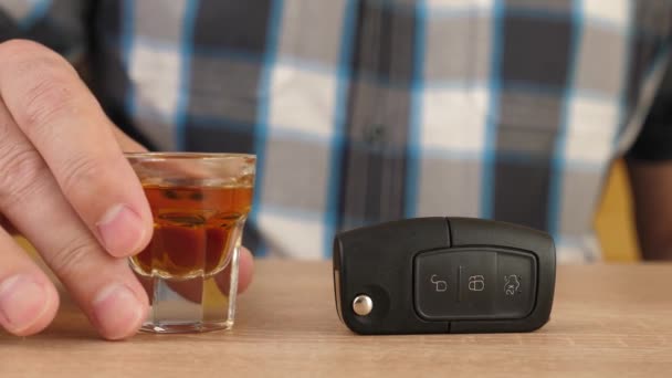 这个人喝了一杯酒 拿了汽车钥匙 酒精影响下开车的概念 — 图库视频影像