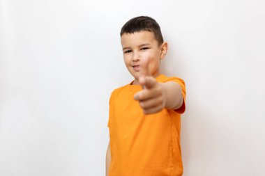 Turuncu tişörtlü neşeli bir adam işaret parmağıyla elini uzatıyor. Samimi çocukların duyguları..