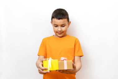 Adam elinde hediyelerle samimi bir şekilde gülümsüyor..