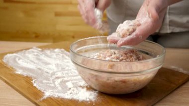 Köfteler kıymalı etten yapılır. Et pirzolası hazırlama.