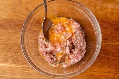 Kıyılmış ete bir yumurta ve sebze ilave edilir. Kızarmış et pişirmek için kıyma..