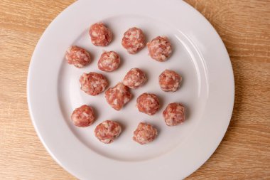 Köfteler kıyma ile hazırlandı. Kıyma yapılmış etten yemek hazırlama.