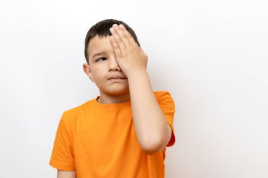 Beyaz arka planda turuncu tişörtlü, eli ve gözü kapalı sinsi bakışlı adam. Samimi çocukların duyguları..