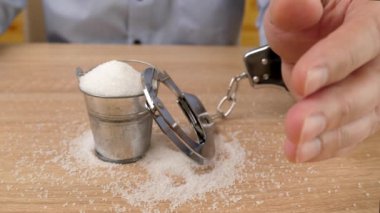 Adam metal bir kovaya tuzla kelepçelenmiş. Tuz suistimali. Yavaş çekim