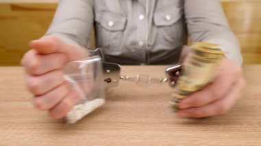 İlaç ve dolarlarla kelepçelenmiş bir kadın. Uyuşturucu bağımlılığı kavramı. Uyuşturucu suçu. yavaş çekim