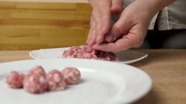 Köfteler kıyma ile hazırlandı. Kıyma yapılmış etten yemek hazırlama.