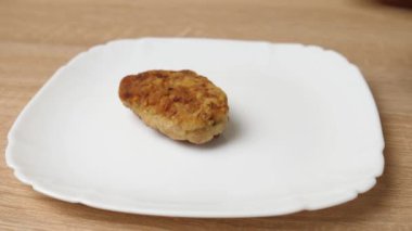 Taze kızarmış pirzolalar bir tabağa konur..