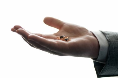 Damat altın alyansları avucunda tutuyor. Düğün hazırlıkları..