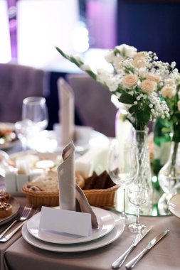 Şenlik masasına servis yapıyorum. Tabaklar ve çanak çömlekler.