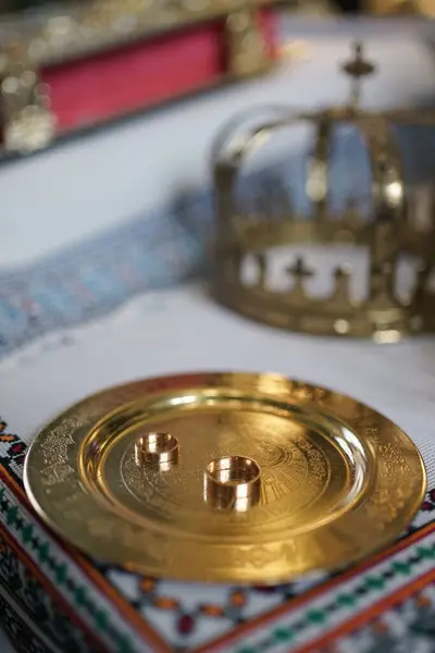 stock image Gold wedding rings in the church on a gilded platform. Church wedding.