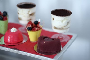 Kek, krema ve meyveli tatlı büfe..