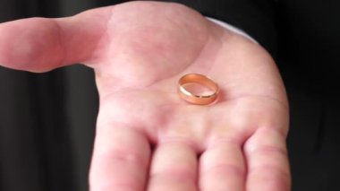 Adamın elinde iki tane altın alyans var. Düğün hazırlıkları..