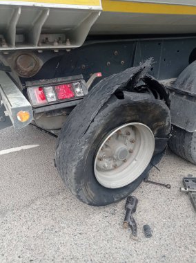 Patlak lastik ve tekerlek değiştirmek için alet. Yıpranmış bir lastik yüzünden trafik kazası..