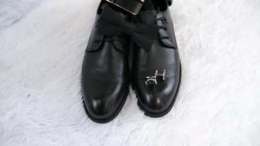 Erkek ayakkabıları, kravat, kemer ve kol düğmeleri. Şık erkek aksesuarları..