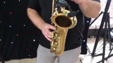 Bir müzisyen konserde saksafon çalar..