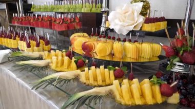 Meyveler ve tatlı hamur işleriyle dolu tatlı bir büfe..