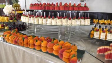 Meyveler ve tatlı hamur işleriyle dolu tatlı bir büfe..