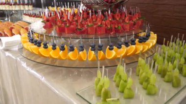 Meyveler ve tatlı hamur işleriyle dolu tatlı bir büfe..