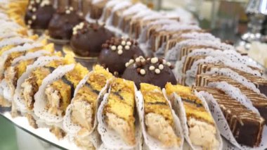 Meyveler ve tatlı hamur işleriyle dolu tatlı bir büfe..