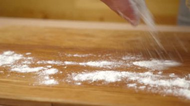 Un ahşap bir tahtaya uygulanır. Yemek hazırlığı. Yavaş çekim