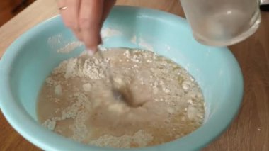 Unu büyük bir kaseye ekle ve hamuru yoğur..