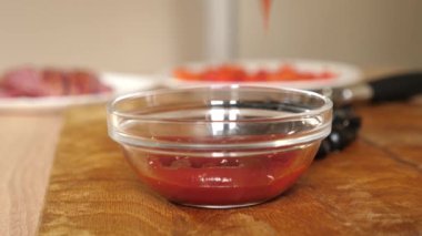 Baharatlı domates sosu. Pizza sosu.
