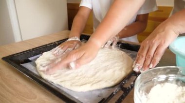Hamur, pizza pişirmek için biçilmiş kaftandır..